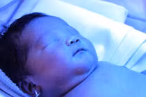 Bé sơ sinh đáng yêu suýt chết vì bị bỏ trên vỉa hè