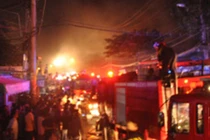 Cháy dữ dội xưởng mút xốp giữa khu dân cư TP HCM