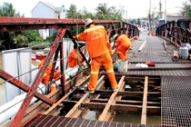 Chính quyền lên tiếng vụ sà lan đâm cầu Long Kiển