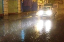 Người Sài Gòn sung sướng đón mưa “vàng” giữa đêm khuya