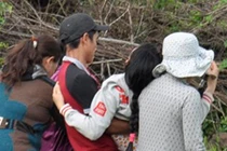 Thảm sát ở Bình Phước: Mẹ nghi can đau đớn ngã quỵ