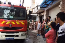 Giải cứu bé gái trong căn nhà khóa, lửa bốc ngùn ngụt