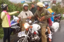 Hình ảnh CSGT cứu dân ở TP HCM gây xúc động mạnh