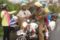 Hình ảnh CSGT cứu dân ở TP HCM gây xúc động mạnh