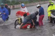 Mưa lớn suốt buổi chiều, TP HCM chìm trong biển nước
