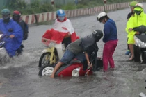 Mưa lớn suốt buổi chiều, TP HCM chìm trong biển nước