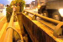 Hoảng hồn phát hiện thanh niên treo cổ giữa khe cầu