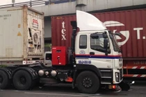 Hoảng hồn người phụ nữ thoát chết trong gầm container