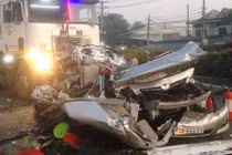 Chủ tịch UBND TP HCM đến hiện trường container tông ô tô con