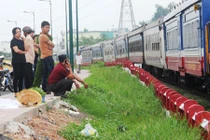 Cắt rau mưu sinh, cụ già bị xe lửa tông tử vong