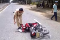 Hai nam sinh lao vào dải phân cách tử vong