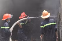 Cháy dữ dội vựa phế liệu rộng hàng nghìn m2 ở Long An