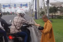 Sư giả lộng hành ở cửa ngõ TP HCM dịp Tết