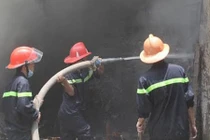 Cháy dữ dội vựa phế liệu rộng hàng nghìn m2 ở Long An