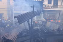 3 căn nhà bị thiêu rụi giữa trung tâm TP HCM