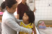 Gặp bé gái 7 tuổi rơi xuống giếng sâu vừa được cứu sống