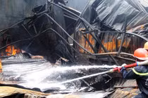 Clip hiện trường tan hoang sau vụ cháy kinh hoàng ở Long An