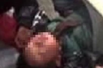 Chui vào cốp ôtô Mercedes, hai đứa trẻ chết ngạt