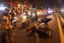 Bị nạn nhân truy đuổi, hai tên cướp gây tai nạn