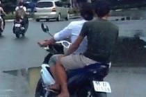 Thiếu úy công an bị cướp xe, quân phục