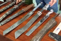 15 côn đồ chém người túi bụi, chém cả công an