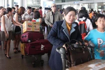Sân bay TSN “nghẹt thở” đón kiều bào về quê ăn Tết