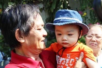 Bé trai bị bỏ rơi trên taxi khóc nấc khi gặp lại mẹ