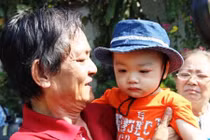 Bé trai bị bỏ rơi trên taxi khóc nấc khi gặp lại mẹ