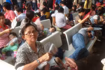 Trẻ nhỏ nằm, ngồi la liệt ở BV từ rạng sáng chờ…bác sĩ