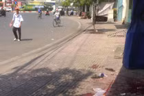 Kinh hoàng nam thanh niên tự cắt cổ giữa phố Sài Gòn