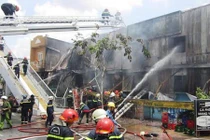 Cháy dữ dội trên đường nội ô đẹp nhất Sài Gòn