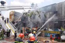Cháy dữ dội trên đường nội ô đẹp nhất Sài Gòn