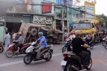 Xe tải lật lao vào nhà dân, cả gia đình bỏ chạy trong đêm