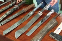 15 côn đồ chém người túi bụi, chém cả công an