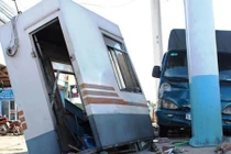 Xe tải húc cabin trạm thu phí, nhân viên thoát chết gang tấc