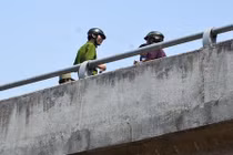 Cướp nhảy cầu nguy kịch vì tưởng gò đất là... sông