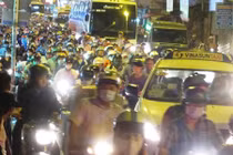 Hai vụ TNGT gây thương vong, đường phố Sài Gòn kẹt cứng