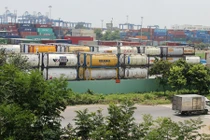 Dân nhà giàu chết khiếp với “bãi bom” cảng lớn nhất VN