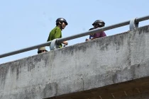 Cướp nhảy cầu nguy kịch vì tưởng gò đất là... sông