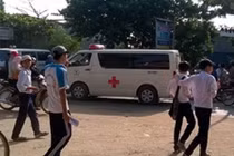 Bé gái gào khóc chứng kiến cha đâm chết mẹ rồi tự sát