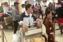 Mệt mỏi chờ ra máy bay về quê ăn Tết