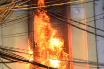 Cha chấp nhận chết lao vào biển lửa không cứu được con