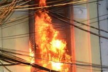 Cha chấp nhận chết lao vào biển lửa không cứu được con