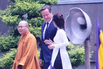 Thủ tướng Anh thăm nhà hàng, viếng chùa Vĩnh Nghiêm ở Sài Gòn