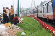 Cắt rau mưu sinh, cụ già bị xe lửa tông tử vong