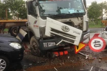 Thót tim container ủi bay dải phân cách lao vào hai ôtô