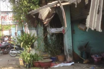 Căn nhà phát nổ, một phụ nữ bất động trong vũng máu