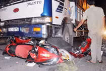 Xe tải tông hàng loạt xe máy trên QL1, nhiều người trọng thương