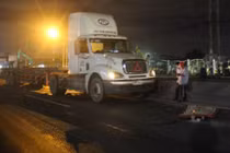 Kinh hoàng người đàn ông lao vào container tự vẫn