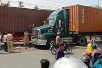 Mẹ lết đôi chân gãy ôm xác con chết thảm dưới gầm container